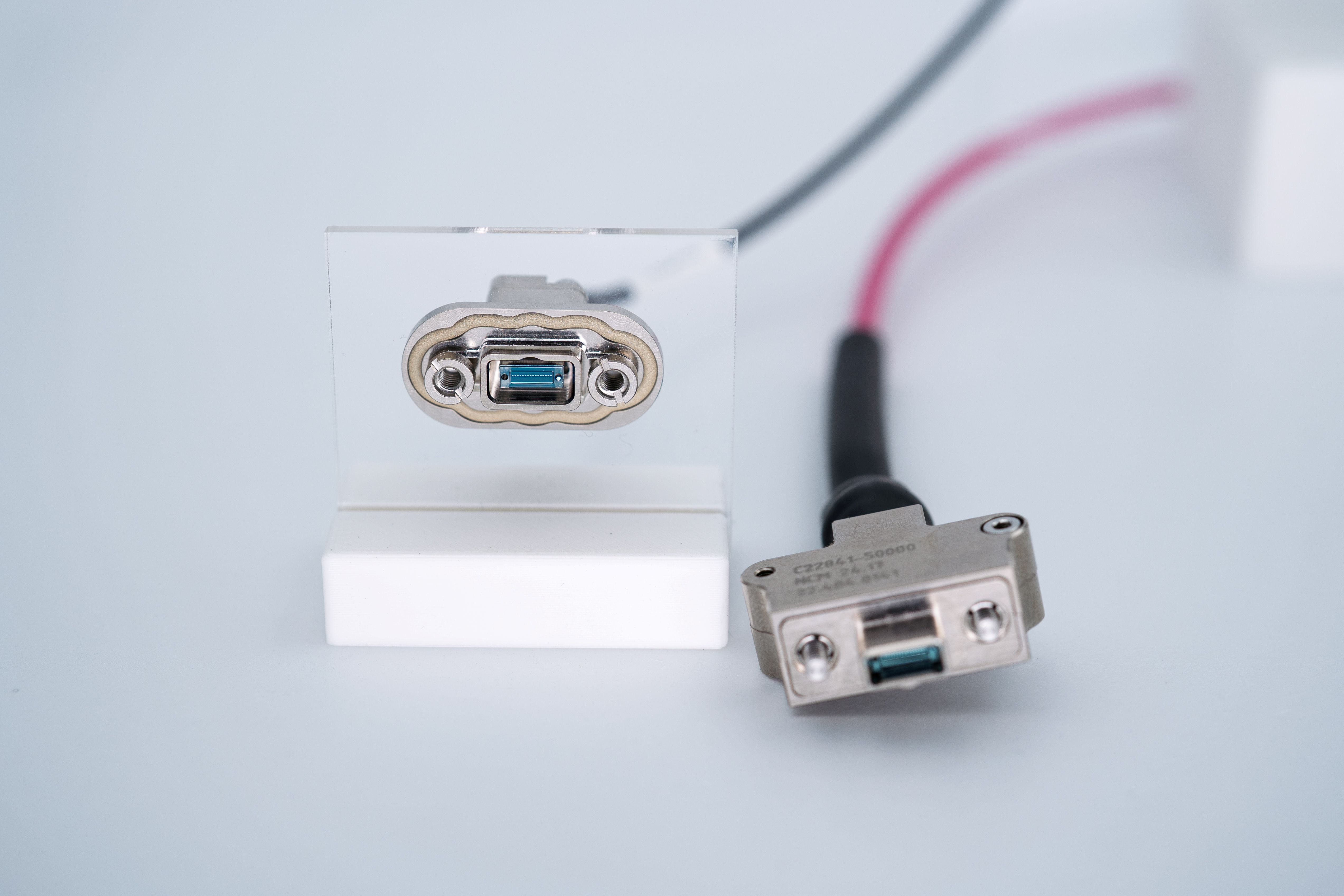 Connecteur pour transmission de données à grande vitesse avec immunité aux interférences électromagnétiques